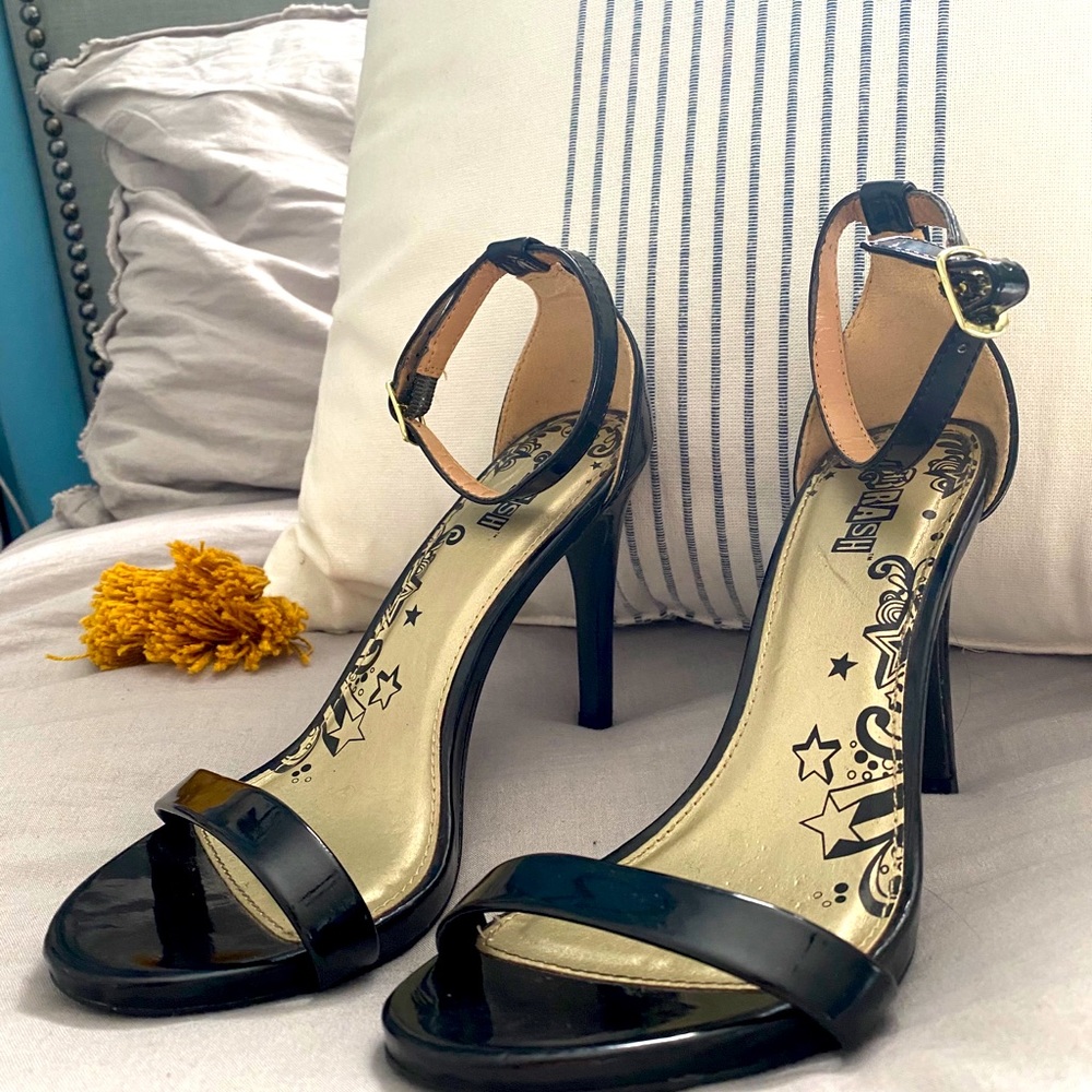 Brash black heel.  Size 6.